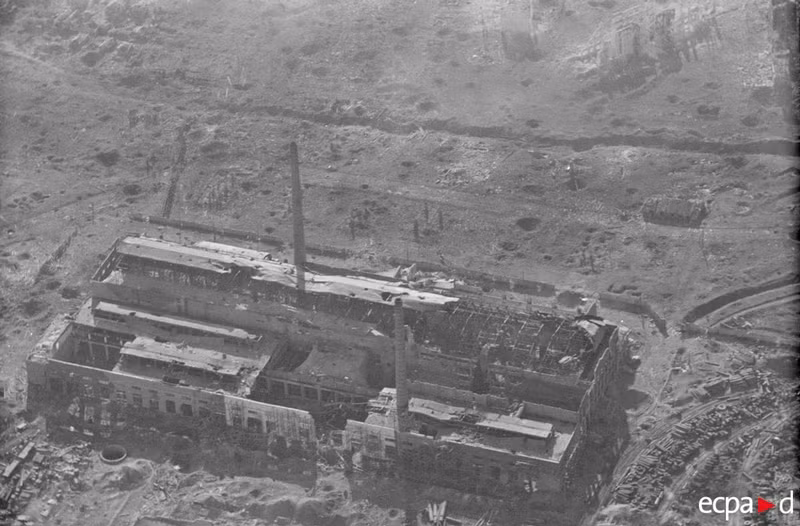 ….Thứ hai, việc đánh chiếm Stalingrad sẽ củng cố sườn phía Đông của quân Đức vốn đang tiến nhanh về vựa dầu tại vùng Kavkaz với mục tiêu cắt đứt nguồn cung ứng dầu hỏa cho Hồng quân Xô Viết. Ảnh: một nhà máy lớn của Stalingrad chỉ còn là đống đổ nát.