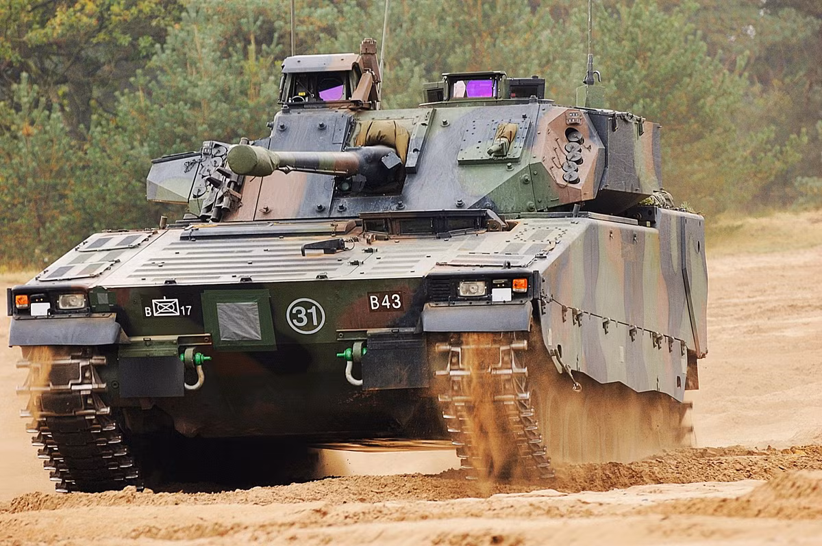 Đáng chú ý, Estonia là một quốc gia thuộc Liên Xô (cũ), có đường biên giới dài với phía đông Liên bang Nga. Trong những năm gần đây, từ một quốc gia sử dụng hệ vũ khí Liên Xô là chủ yếu, đến 90% trang bị Estonia đã chuyển sang vũ khí phương Tây. Và được các nước phương Tây hậu thuẫn nâng cấp toàn diện lực lượng vũ trang sang chuẩn NATO.