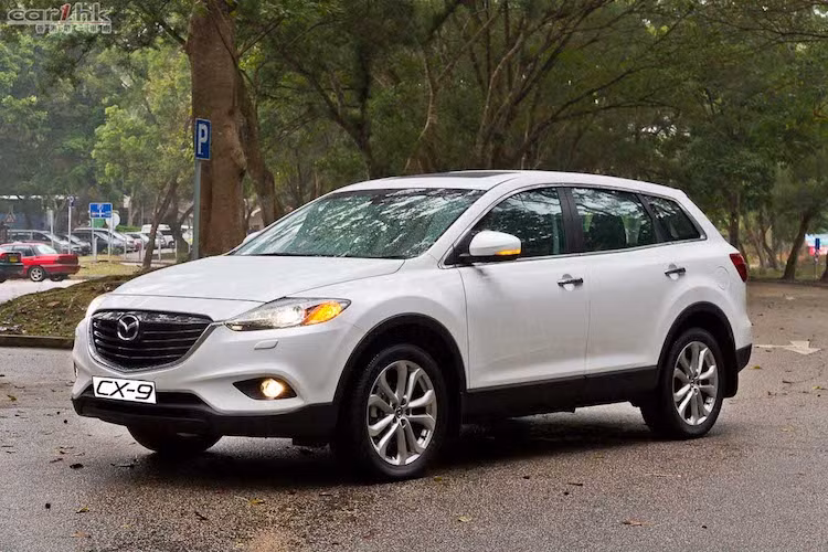 Mazda CX-9 cũng là một mẫu SUV cỡ lớn thuộc dạng tốt và khá cao cấp; tuy nhiên phiên bản đang được bán tại thị trường Việt Nam thuộc thế hệ đầu tiên, đã ra mắt được 10 năm.