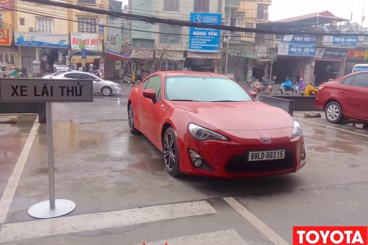 Danh hiệu Xe "ế" nhất Việt Nam nửa đầu năm 2016 thuộc về mẫu xe thể thao Toyota 86 với doanh số bằng 0. Với mức giá 1,6 tỷ đồng, những người yêu thích cảm giác lái thể thao có thể tìm tới nhiều mẫu xe mạnh mẽ, tiện dụng hơn thay vì lựa chon Toyota 86 với công suất chỉ 200 mã lực, hàng ghế sau gần như "vô dụng" và nội thất thiếu tiện nghi.