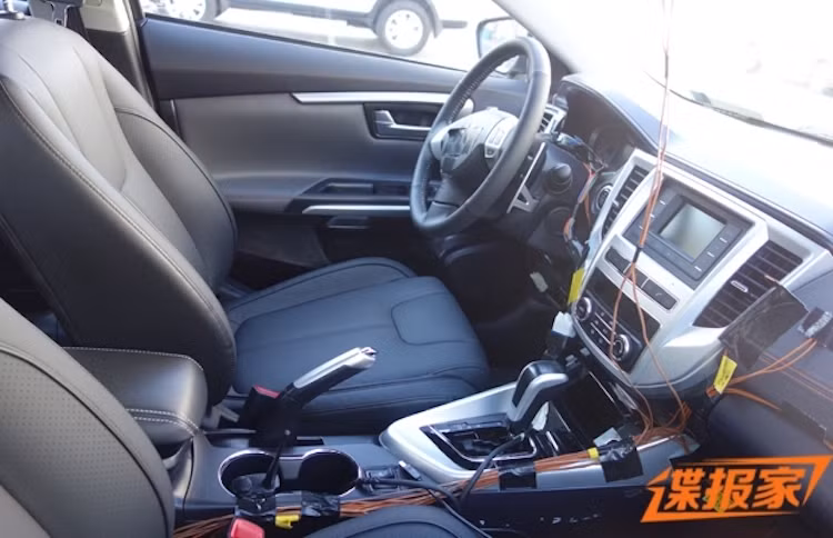 Ở bên trong nội thất, Lancer phiên bàn 2017 không có nhiều phiên bản so với phiên bản hiện tại. Nhiều khả năng các phiên bản động cơ được Mitsubishi bán kèm chiếc xe cũng sẽ không có cải tiến gì lớn.