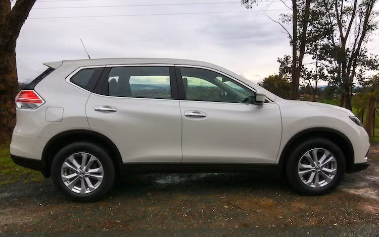 Hai bên thân xe của X-Trail phiên bản mới cũng sở hữu thiết kế tinh tế và thời trang với các đường nét dập nổi uốn lượn "như lụa". Khó có thể tìm thấy nét chung của chiếc xe mới với thế hệ cũ khá vuông vức.