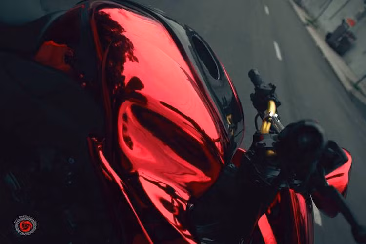 Không chỉ nổi bật bởi kiểu dáng giống Z1000, chiếc xe còn gây ấn tượng ngay từ cái nhìn đầu tiên bởi lớp vỏ dán màu đỏ chrome đẹp mắt.