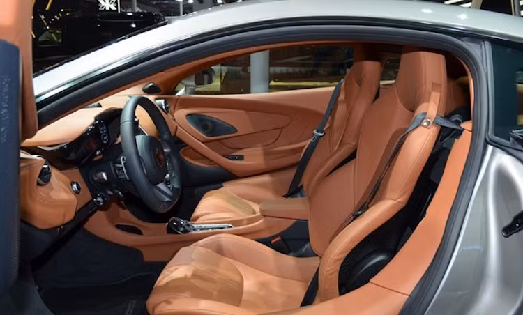 Tương tự những mẫu xe khác của McLaren, nội thất 570S khá đơn giản. Một màn hình dọc trung tâm dễ thao tác. Phanh tay điện tử nằm bên tay trái. Ghế bọc da với nệm khá dày.