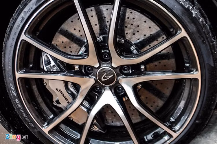 Hệ thống phanh thép cũng được thay bằng phanh carbon gốm, tuy nhiên tùy chọn này sẽ tiêu tốn của chủ nhân thêm 7.290 bảng. Một tùy chọn đáng chú ý trên chiếc xe này là bộ lốp Pirelli P Zero nhằm giảm tiếng ồn nhờ một lớp xốp bên trong mặt lốp.