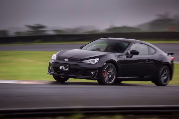 So với phiên bản cũ, động cơ Boxer 4 xi-lanh nạp khí tự nhiên của Subaru BRZ được cải tiến với cổ hút và cổ pô mới thoáng hơn. Nhờ đó, chiếc xe đã có công suất 205 mã lực - lớn hơn đời trước 5 mã lực và mô-men xoắn cực đại 211 Nm.