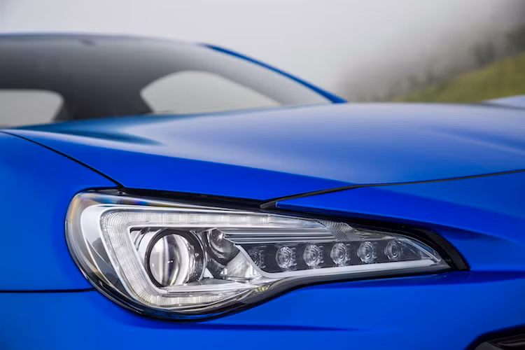 Bộ đèn trước của BRZ cũng đã được nâng cấp để trở nên hiện đại hơn với dải đèn LED ban ngày hình chữ C theo phong cách Kono-ji cùng với đèn sương mù tùy chọn và đèn hậu cũng sử dụng công nghệ LED. Ở phía sau, Subaru cũng đã gắn thêm cho chiếc xe một cánh đuôi bằng nhôm.