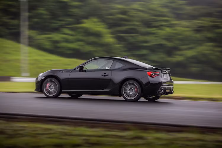 Đi kèm với động cơ này vẫn là hộp số sàn 6 cấp hoặc tự động 6 cấp, kết hợp với hệ dẫn động cầu sau. Khả năng vận hành của tất cả các model BRZ mới cũng đã được cải thiện đáng kể nhờ lò xo giảm xóc thể thao, thanh ổn định thân xe lớn phía sau và chassis cải tiến. Theo Subaru, hãng sẽ bắt đầu bán BRZ 2017 kể từ đầu tháng 9 năm nay.