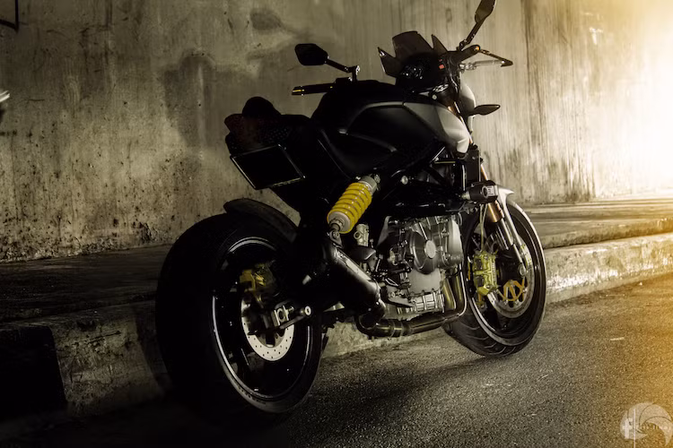 Chiếc naked-bike phân khối lớn Benelli BN600i vốn đã rất hấp dẫn bởi mức khá "hữu nghị" trong phân khúc 600 cc tại Việt Nam nay càng trở nên "ngầu hơn" khi được biker Việt độ phong cách dragster.