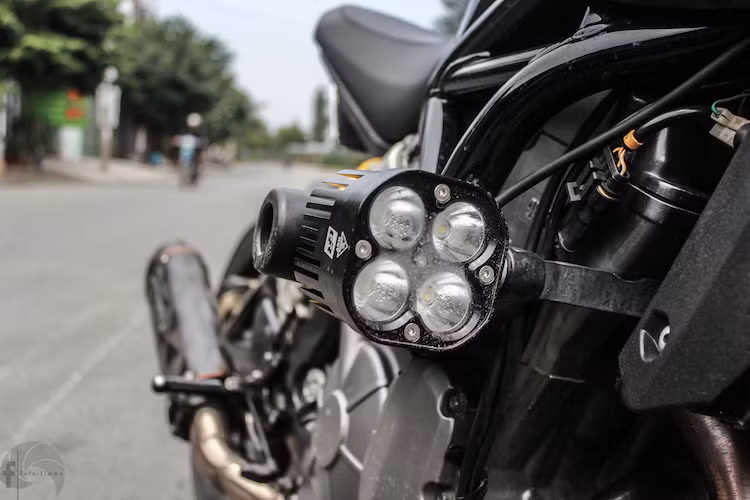 Để phục vụ cho những chuyến "tour đêm", 2 bên thân xe cũng đã được trang bị cặp đèn LED 4 bóng nhằm tăng cường độ sáng. Ngoài ra, chống đổ cũng được lắp thêm cho BN600i.