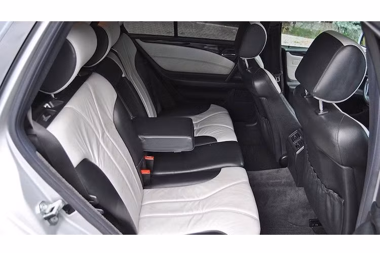 Toàn bộ các ghế ngồi của xe đều được bọc da cao cấp Designo như nhiều mẫu Mercedes hiện đại, sử dụng tông màu đen-trắng. Sau nhiều năm sử dụng, bề mặt của các ghế ngồi đã bị nhăn nhúm nhiều nhưng chất lượng da trong nội thất của xe vẫn còn tốt.