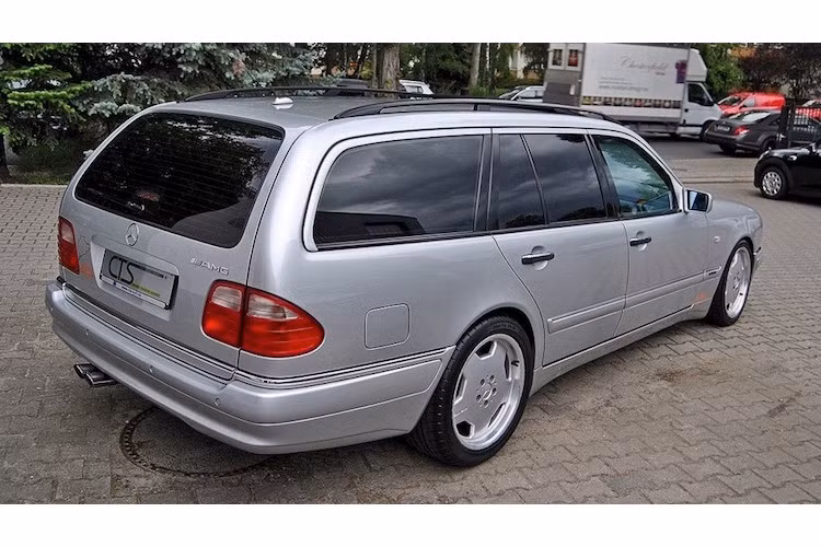 Với khoảng không gian trong cabin rộng rãi hơn nhiều so với phiên bản sedan, nhà vô địch F1 Schumacher có thể sử dụng chiếc xe để chở cả gia đình của mình trong khi vẫn có thể tìm về cảm giác tốc độ mà anh đã thấy quen thuộc trên đường đua.