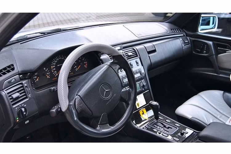 Ra đời từ cách đây hơn 15 năm, thế hệ E55 AMG đầu tiên cũng không có các hệ thống thông tin giải trí hiện đại như những phiên bản "hậu duệ" của nó ngày nay. Mặc dù vậy vào thời điểm đó, E55 AMG vẫn là một mẫu xe hiện đại với các hệ thống như định vị vệ tinh APS 30 hay cảm biến lùi Parktronic.