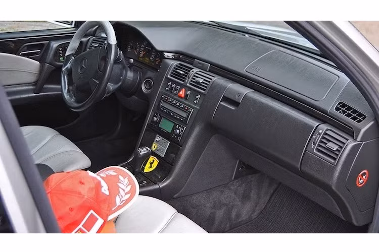 Được Schumacher mua vào thời điểm khoảng 2 năm sau khi anh "đầu quân" cho đội Ferrari, chiếc E55 AMG cũng có một số "dấu ấn" đặc biệt liên quan tới đội đua này ở khu vực bệ trung tâm gồm các bảng tên đặc biệt và logo Ferrari.