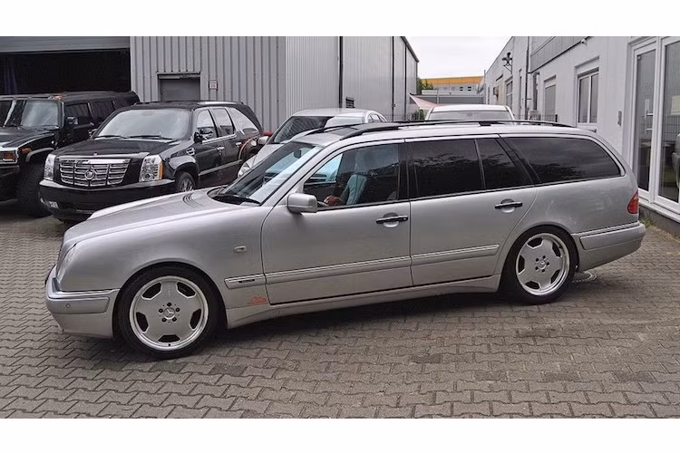 Chiếc E55 AMG của Schumacher thuộc thế hệ đầu tiên của những chiếc E-Class AMG , được sản xuất từ năm 1998 tới 2002. Điều đặc biệt của chiếc xe này đó là nó có kiểu thân xe wagon 5 cửa, thay vì sedan 4 cửa như thường thấy trên những chiếc E-Class AMG khác.