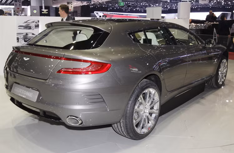 Bertone đã lấy một chiếc Aston Martin Rapide và kéo dài mui xe tới gần hết đuôi, khắc phục mọi nhược điểm của chiếc Rapide nguyên bản. Aston Martin Rapide Jet 2+2 có hàng ghế sau rộng rãi hơn nhiều, đồng thời khoang hành lý của xe cũng đủ lớn để cho các chuyến du lịch dài ngày. Chỉ có duy nhất một chiếc Rapide Jet 2+2 được tạo ra dành cho một nhà sưu tập với giá lên tới 1,1 triệu Bảng Anh.