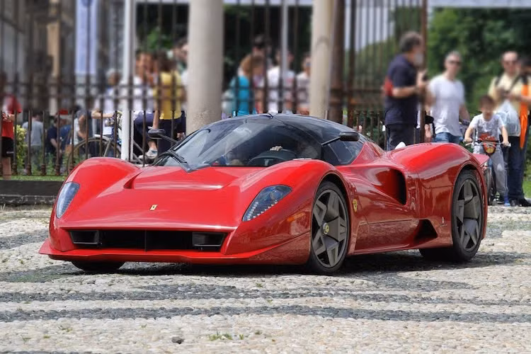 Thành lập vào năm 1930, Pininfarina là một trong những hãng chế tác thân xe nổi tiếng nhất Thế giới. Hiện nay Pininfarina vẫn thiết kế ra những mẫu Ferrari sản xuất hàng loạt, tuy nhiên thỉnh thoảng hãng cũng tạo ra một số mẫu siêu xe "hàng thửa" với số lượng sản xuất 1/1 - điển hình là chiếc Ferrari P4/5 của nhà đầu tư người Mỹ Jim Glickenhaus.