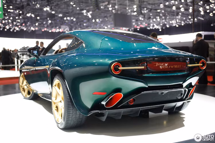 Carrozzeria Touring Superleggera Disco Volante có thiết kế đẹp một cách "không tưởng", kết hợp giữa những chi tiết mang phong cách thập niên 50 với các đường nét hiện đại. Mỗi panel thân xe đã được tạo hình hoàn toàn bằng tay. Carrozzeria Touring Superleggera chỉ chế tạo đúng 8 chiếc Disco Volante bản coupe và 7 chiếc bản mui trần.