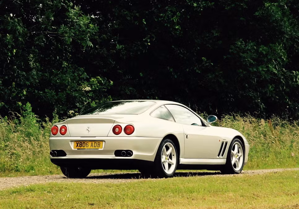 Được Hurst mua vào năm 2000, chiếc siêu xe Ferrari 550 Maranello đã cùng ông trải qua 58.902 km từ khi "đập thùng". Đây là dòng siêu xe du lịch đường trường sang trọng (Grand Tourer - GT) của Ferrari, với các "hậu duệ" sau này là 599 GTB và nay là F12Berlinetta.