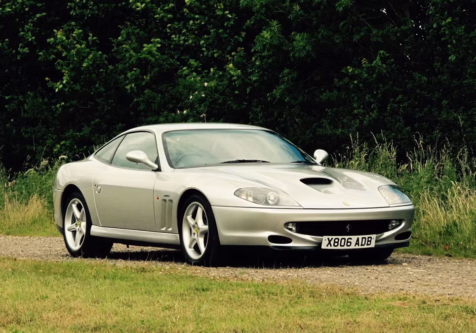 Được sản xuất từ năm 1996 tới 2001, tổng cộng chỉ có 457 chiếc siêu xe du lịch Ferrari 550 Maranello từng được sản xuất. Tuy nhiên, chiếc xe này còn có giá trị lớn hơn nữa khi từng thuộc sở hữu của huyền thoại bóng đá Anh Geoff Hurst.