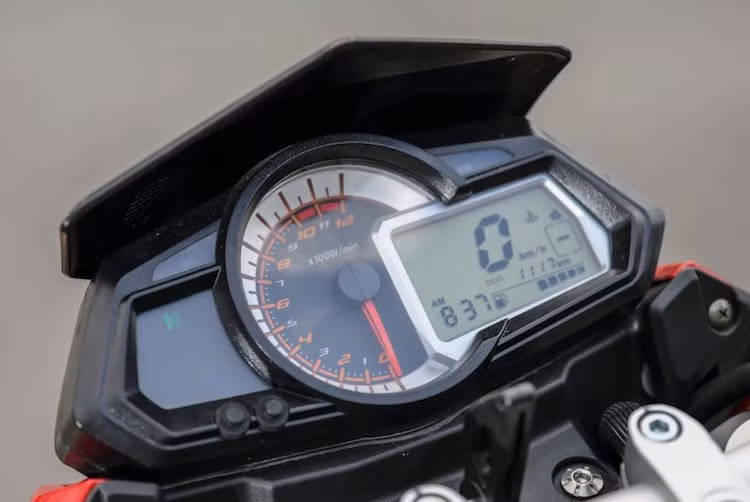 Bảng đồng hồ của chiếc xe gần như "bê nguyên" thiết kế từ chiếc TnT 300 với đồng hồ báo tua ở chính giữa, các cụm đèn báo hiệu và màn hình LCD đơn sắc nằm hai bên. Tuy nhiên, mặt đồng hồ và giao diện của màn hình hiển thị đã có sự thay đổi.