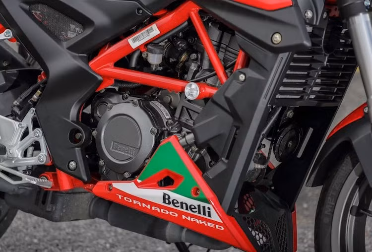 Thay vì động cơ 2 xi-lanh giống như TNT 300, TnT25 chỉ được trang bị động cơ 1 xi-lanh DOHC với công suất tối đa 25,2 mã lực tại 9000 vòng/phút và mô-men xoắn cực đại 21,5 Nm tại 7500 vòng/phút. Xe được trang bị hộp số 6 cấp.