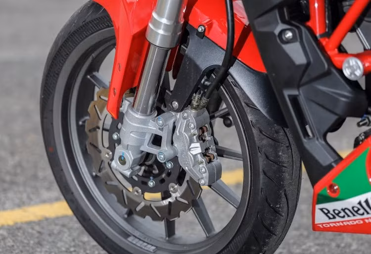 Mặc dù có giá rẻ nhưng chiếc xe vẫn được trang bị một số phụ tùng khá cao cấp như phuộc USD ở bánh trước. Hệ thống phanh trên TnT25 gồm đĩa đơn cho cả bánh trước và bánh sau. Chiếc xe không được trang bị ABS và Benelli cũng không đưa ra tùy chọn này cho khách hàng.