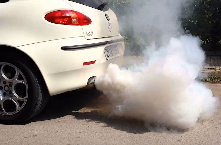 Đầu tiên, nếu xe bạn thải ra những đám khói màu trắng dày như mây, gần như chắc chắn gioăng nắp quy-lát của động cơ đã gặp vấn đề. Nếu không khắc phục sớm, quy-lát của động cơ sẽ hỏng hoàn toàn. Trên những chiếc xe sử dụng động cơ diesel, khói trắng thể hiện vấn đề liên quan tới thời gian phun dầu vào buồng đốt của bơm nhiên liệu.