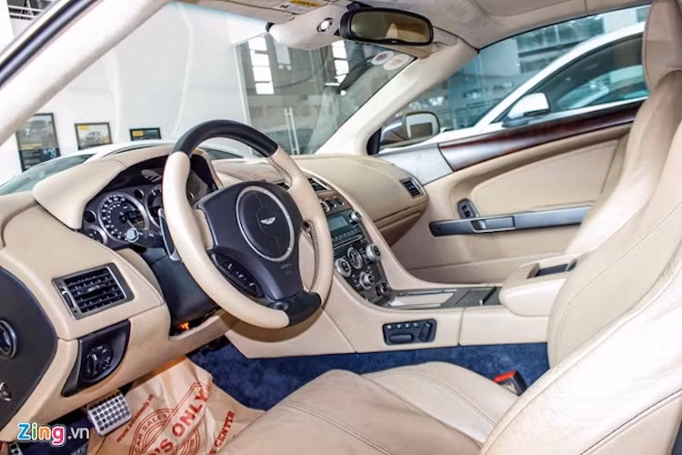 Nếu so với những siêu xe hiện nay, DB9 khá hiền, tuy nhiên đây là con số mơ ước trên những siêu xe phổ biến cách đây 10 năm. Nội thất Aston Martin DB9 Volante khá đơn giản với lớp da màu be cùng những đường chỉ khâu tay bao trùm không gian. Mẫu xe này được làm thủ công bởi những người thợ lành nghề xứ sở sương mù.