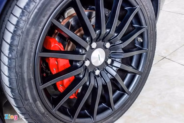 Xe sử dụng vành hợp kim đa chấu 19 inch sơn đen, logo nằm trên cốt bánh. Bên trong là hệ thống phanh Brembo hiệu suất cao với kẹp phanh màu đỏ tương phản.