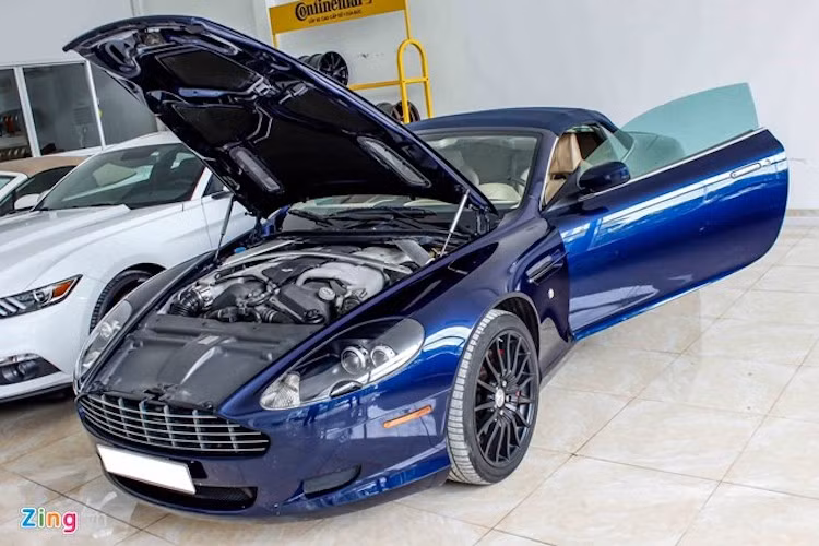 Aston Martin DB9 Volante có khung cứng hơn nhờ các thanh tăng cường ở trụ kính chắn gió. Mui xe chỉ mất 17 giây để đóng hoặc mở hoàn toàn. Volante nặng hơn phiên bản coupe 59 kg.