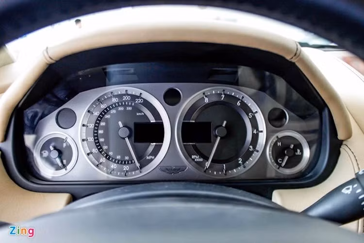 Bảng đồng hồ báo vận tốc, tua máy, nhiệt độ máy và lượng xăng trong bình, tất cả đều sử dụng công nghệ analog khá đơn giản.