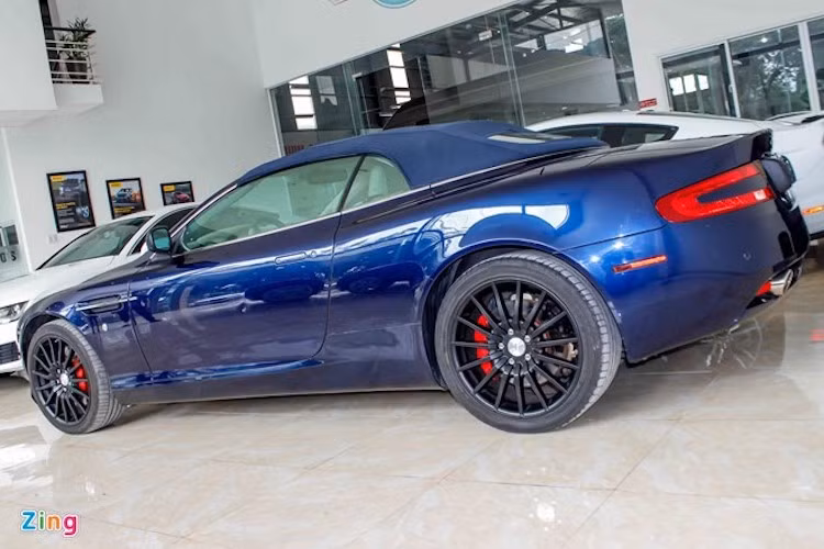 Số lượng DB9 phiên bản coupe tại Việt Nam nhiều hơn so với volante, chính vì vậy, mẫu xe này giờ trở thành hàng hiếm. Năm 2007, giá của siêu xe DB9 Volante là 185.000 USD. Nếu lắp thêm option, giá trị xe thường cao hơn 200.000 USD. Theo ước tính của giới sành xe, giá trị của DB9 Volante thời điểm về Việt Nam là khoảng trên 10 tỷ đồng.