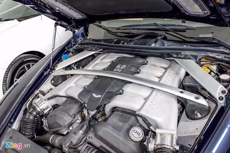 Động cơ trên DB9 dùng chung với mẫu Vanquish thế hệ trước, dung tích 6.0 lít, công suất 450 mã lực. Tăng tốc từ 0-100 km/h trong 4,9 giây, tốc độ tối đa 300 km/h. Mặc dù vậy, hãng sản xuất giới hạn vận tốc tối đa ở 266 km/h nhằm bảo vệ mui bạt phía trên.