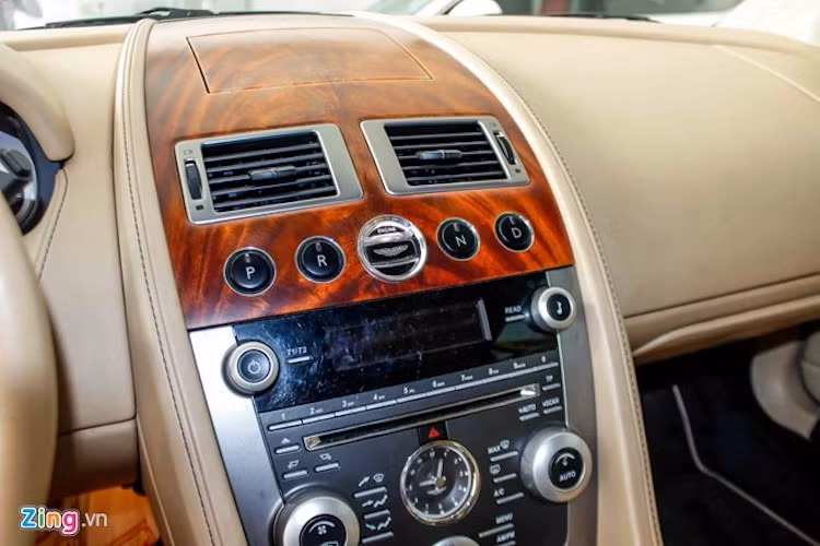 Bảng điều khiển trung tâm có đồng hồ cơ, ốp gỗ quý cùng màn hình được giấu bên dưới. Khi khởi động, màn hình sẽ tự động lật lên.