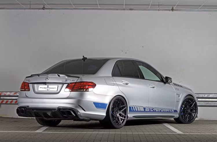 Ở phía sau chiếc xe, hãng độ này cũng không quên lắp cho E63 AMG 4MATIC cánh đuôi dạng nẹp cùng với cánh khuếch tán khí động học dưới cản sau cũng bằng sợi carbon. Hệ thống treo của xe cũng đã được độ lại để hạ thấp trọng tâm xuống.