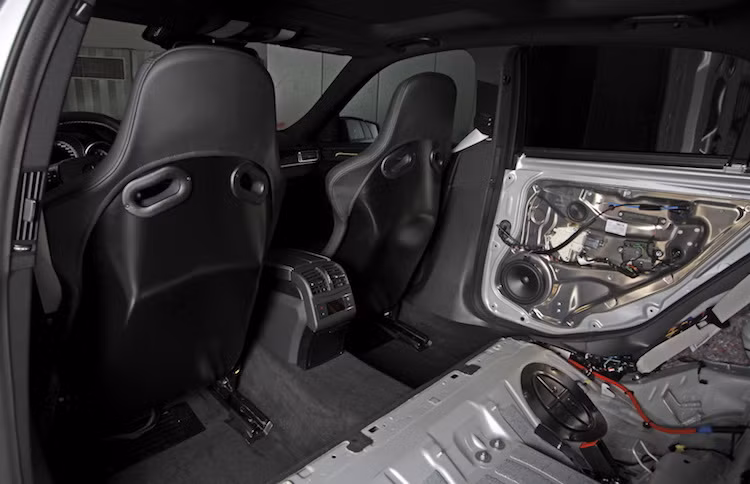 Đặc biệt, để giảm trọng lượng, hãng độ này còn "lột bỏ" hoàn toàn hàng ghế sau của E63 AMG, kèm theo cả các tấm cách âm, khiến nội thất của xe "trơ trọi" chỉ còn vỏ ở phía sau.