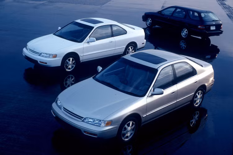 Kể từ thế hệ thứ 5 (1993-1997), lần đầu tiên Honda đã tạo ra tới 2 phiên bản Accord khác nhau, một cho thị trường châu Âu và một cho Nhật Bản/Mỹ. Ngoài ra, chiếc xe còn có tới 3 kiểu thân xe khác nhau là sedan, coupe và wagon 5 cửa.