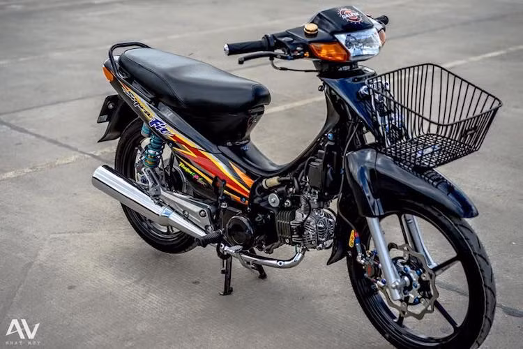 Như vậy, tổng giá trị của các món đồ chơi trên chiếc xe Wave độ kiểng này có thể dễ dàng lên tới con số 200 triệu đồng, biến nó trở thành một trong những mẫu xe phân khối nhỏ độ đắt giá nhất tại Việt Nam hiện nay.