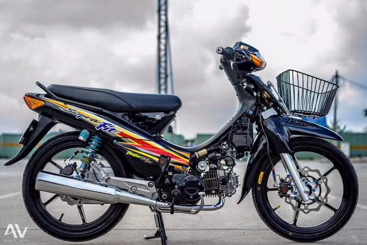 Toàn bộ dàn áo của chiếc xe đã được chủ nhân lựa chọn theo mẫu của Wave Thái đời đầu, đi kèm với tem của chiếc Supra Fit - phiên bản khác của Wave được bán ở Indonesia. Riêng rổ trước và baga của Suzuki Satria cũng đã có giá gần 1 triệu đồng.