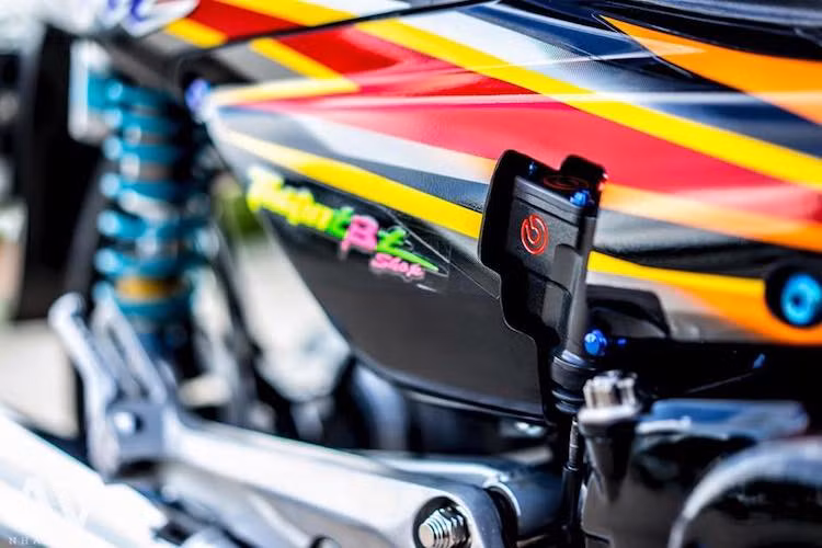 Ốp nhựa bên phải thân xe đã được khoét lỗ khéo léo, để lộ ra pen đạp cho hệ thống phanh sau Brembo Billet với giá khoảng 40 triệu đồng.