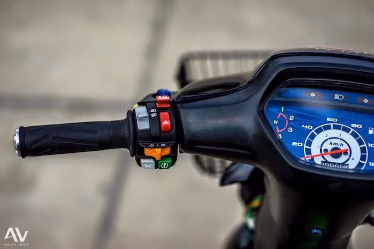 Cùm công tắc bên trái của xe do hãng Honeywell cung cấp, với giá vào khoảng 3,5 triệu đồng và được tích hợp đầy đủ các tính năng như nút đê,f còi, đèn cảnh báo, chỉnh sáng pha, xi-nhan.