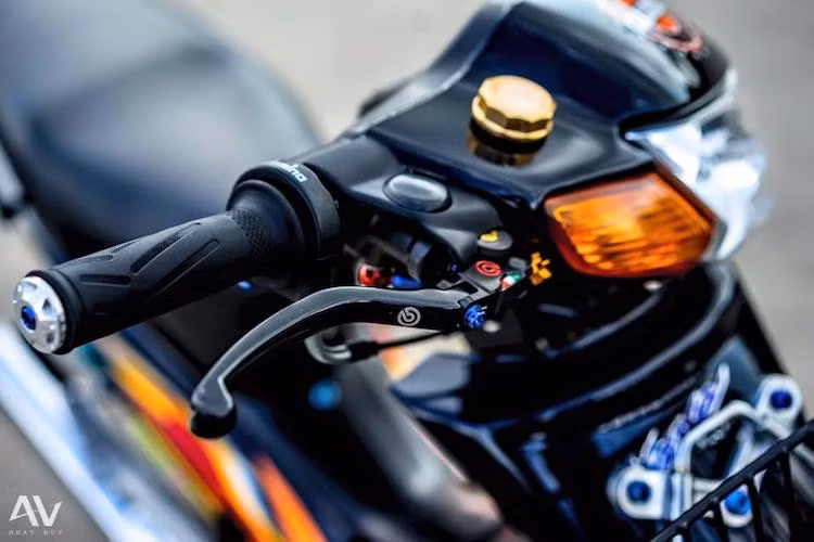 Nằm ở trên tay lái cũng là các món đồ chơi đắt giá như cùm phanh Brembo Rossi có giá hơn 30 triệu, ngay bên cạnh là cùm ga cuốn Domino 2 triệu đồng. Bình dầu của Ant Lion thay thế cho bình nguyên bản của chiếc xe máy Honda Wave.