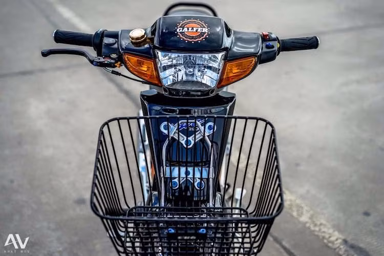 Tuy nhiên từ trước tới nay tại Việt Nam, có lẽ chưa có một bản độ Wave nào được đầu tư số tiền lớn như chiếc Wave phong cách kiểng này. Thuộc sở hữu của một biker Sài Gòn, tổng giá trị các "đồ chơi" trên xe khiến nhiều dân chơi phải "tròn mắt".