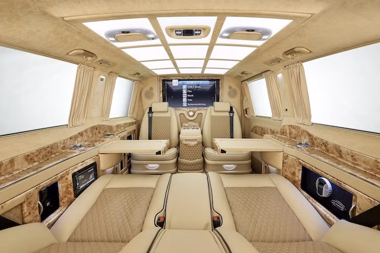 Vốn có khoang phía sau với 2 ghế độc lập và một hàng ghế thứ 3, tuy nhiên trên bản độ Black Crystal này, Larte Design đã chuyển khoang ghế sau của xe chỉ còn 4 ghế ngồi. được đặt đối diện nhau. Từng chiếc ghế này đều được bọc da cao cấp kết hợp alcantara và có hệ thống sưởi/quạt gió/massage độc lập.