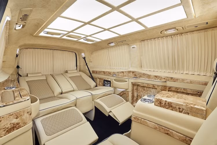 Ở trên trần xe là một cửa sổ trời lớn tương tự Maybach, với khả năng điều chỉnh màu kính dựa theo cường độ ánh nắng. Hệ thống thông tin giải trí bao gồm dàn âm thanh hi-end Alpine và màn hình TV lớn ngăn cách giữa khoang hành khách với khoang người lái.