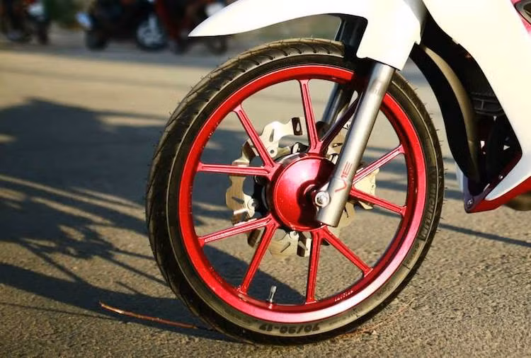 "Dàn chân" của xe đã được tập trung nâng cấp với cặp mâm Daytona 5 cánh kép "hàng hiệu" dành cho xe underbone tới từ Nhật, được sơn màu đỏ tương phản với màu trắng thân xe và đi kèm với lốp Michelin Pilot Sport. Hệ thống phanh của "Ya Z125 cá mập" cũng được nâng cấp với đĩa hoa Galfer và heo Brembo.