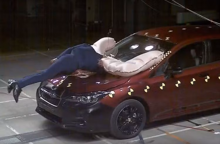 Khi được bán ra, nhiều khả năng Impreza 2017 sẽ trở thành chiếc xe compact an toàn nhất Thế giới khi mọi phiên bản từ thấp tới cao đều được trang bị sẵn hệ thống túi khí bên ngoài dành cho người đi bộ. Hệ thống EyeSight nêu trên cũng sẽ được trang bị cho tất cả các phiên bản, cùng với một số tùy chọn như hệ thống cảnh báo va chạm phía sau, đèn pha chủ động...