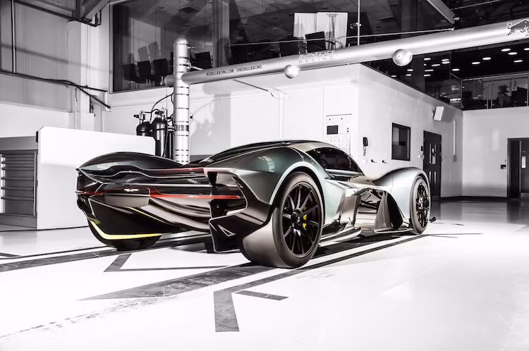 Mẫu siêu xe Aston Martin "hàng thửa" mới nhất là AM-RB 001 là một dự án táo bạo của Aston Martin phối hợp cùng bộ phận công nghệ cao Red Bull Advanced Technologies của đội đua Red Bull Racing. Với hiệu năng như xe đua Le Mans và kiểu dáng khí động học đầy "viễn tưởng", sẽ chỉ 99 chiếc AM-RB 001 được sản xuất cuối năm 2018 và có giá từ 2 tới 3 triệu Bảng Anh.