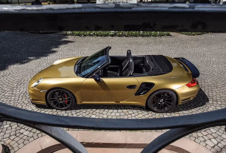 Với động cơ cực mạnh, chiếc 911 Turbo độ có thể tăng tốc từ 0-200 km/h chỉ trong 10,1 giây và đạt tốc độ tối đa 348 km/h - những con số tương đương với nhiều siêu xe thuộc mức trung bình cao hiện nay.